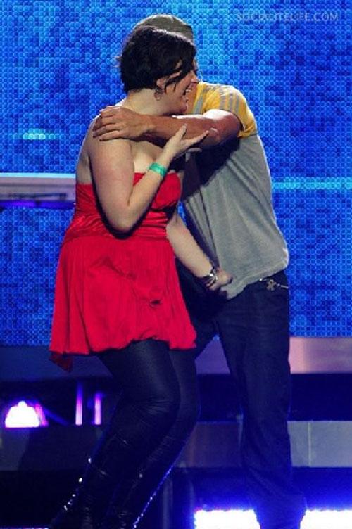 Энрике Иглесиас изменяет Курниковой прямо на сцене