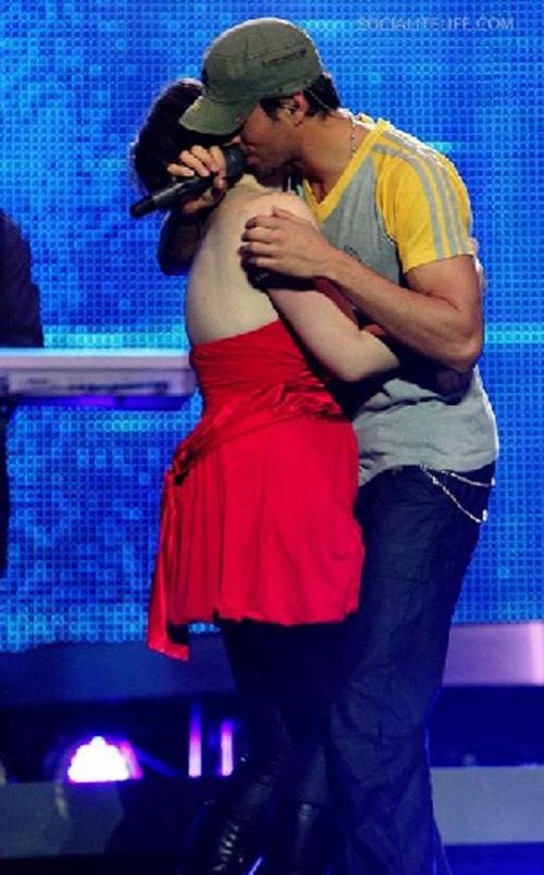 Энрике Иглесиас изменяет Курниковой прямо на сцене
