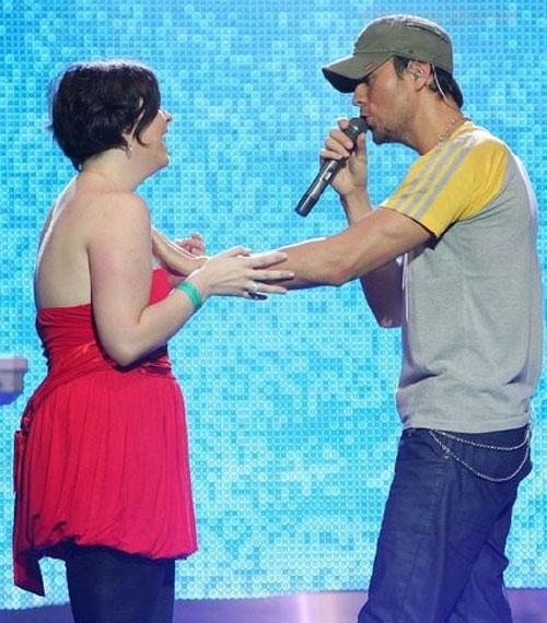 Энрике Иглесиас изменяет Курниковой прямо на сцене