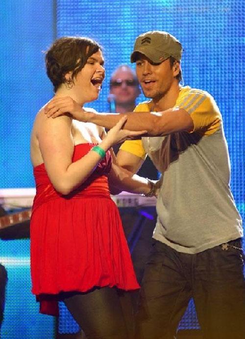 Энрике Иглесиас изменяет Курниковой прямо на сцене