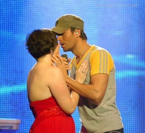Энрике Иглесиас изменяет Курниковой прямо на сцене