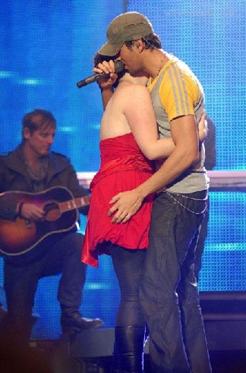 Энрике Иглесиас изменяет Курниковой прямо на сцене