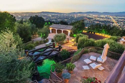 Том Круз продает свой шикарный особняк в Голливуде