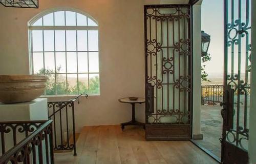 Том Круз продает свой шикарный особняк в Голливуде