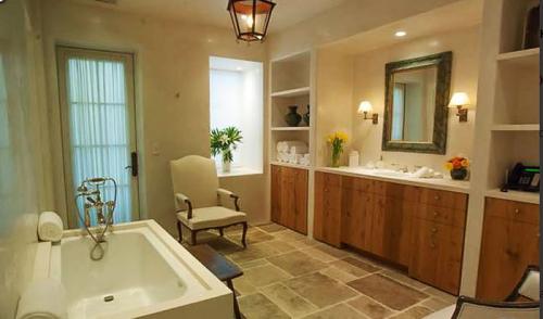 Том Круз продает свой шикарный особняк в Голливуде