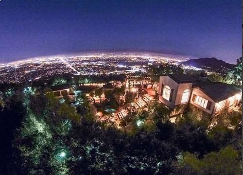 Том Круз продает свой шикарный особняк в Голливуде