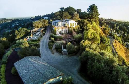 Том Круз продает свой шикарный особняк в Голливуде