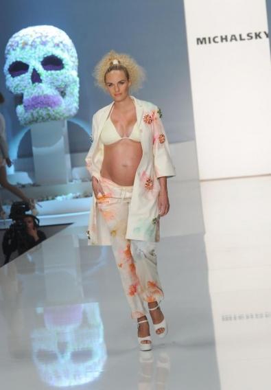 Ирина Шейк и другие беременные модели, дефилировавшие на подиуме