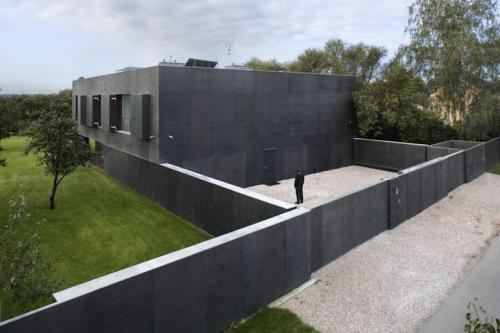 В Польше построили дом, который за три секунды становится бункером