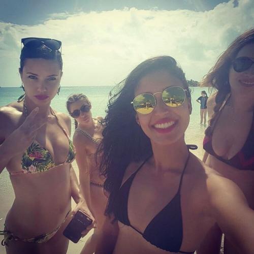 Как отдыхают супермодели на пляже: фото из Инстаграм