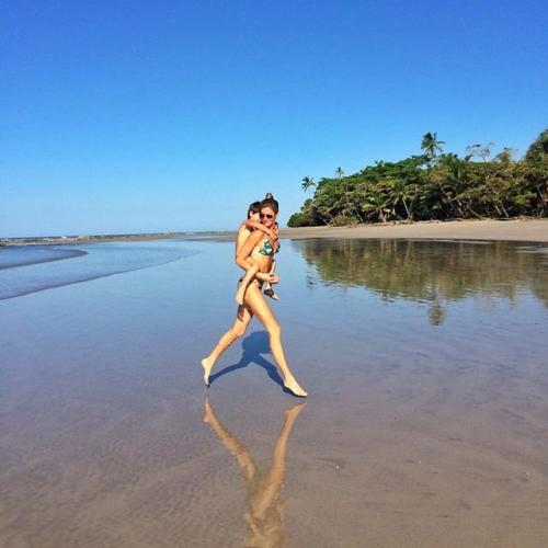 Как отдыхают супермодели на пляже: фото из Инстаграм