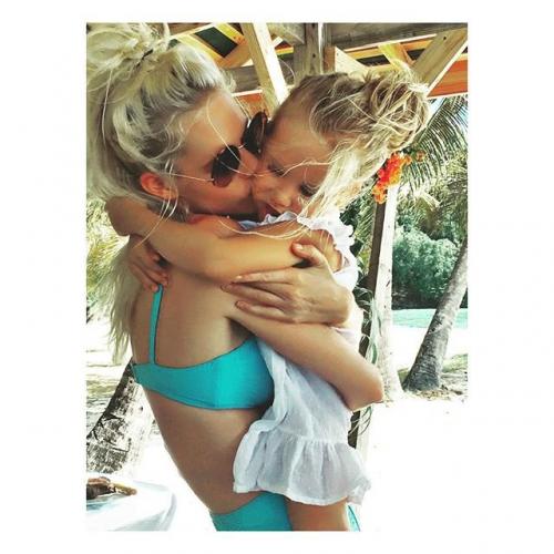 Как отдыхают супермодели на пляже: фото из Инстаграм