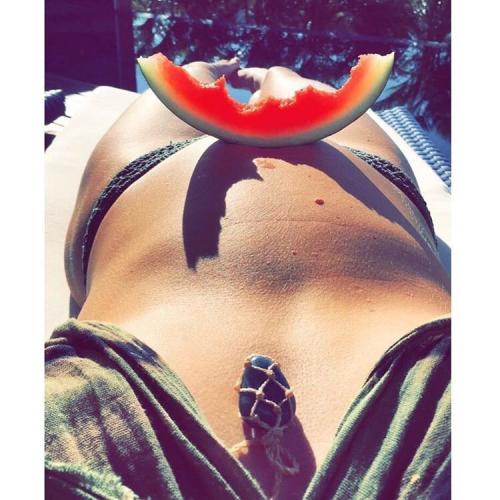 Как отдыхают супермодели на пляже: фото из Инстаграм