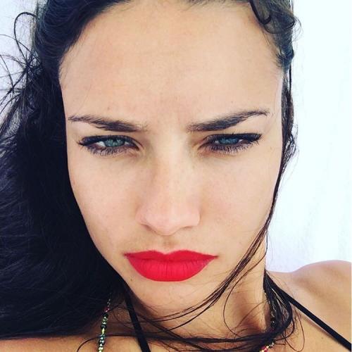 Как отдыхают супермодели на пляже: фото из Инстаграм