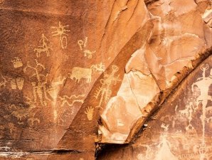 Примитивные рисунки на "Газетном камне" изображают жизнь людей 2000 лет назад