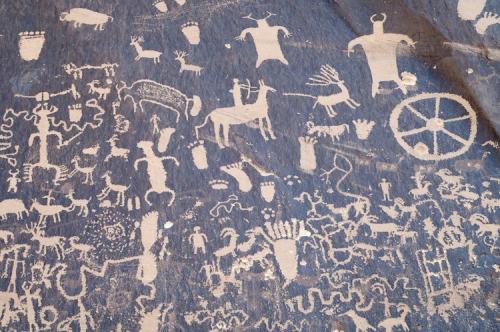 Примитивные рисунки на "Газетном камне" изображают жизнь людей 2000 лет назад