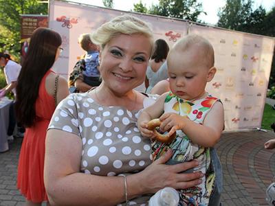 Знаменитости с детьми слетелись на сладкое