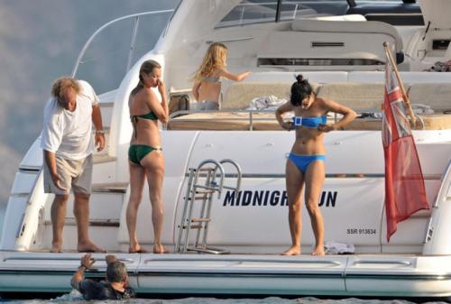 Как звезды расслабляются на яхтах, думая, что их никто не видит