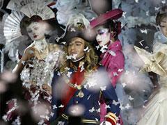 Джон Гальяно в окружении гейш