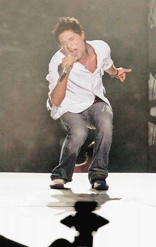 Билан устроил стриптиз-реалити-шоу