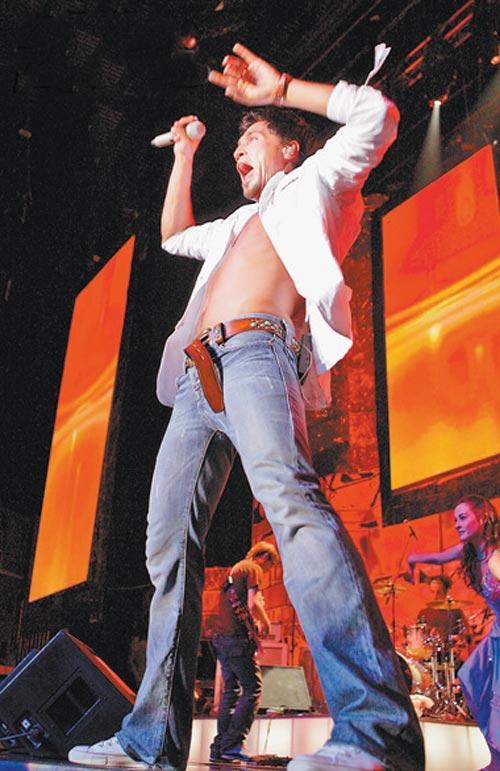 Билан устроил стриптиз-реалити-шоу