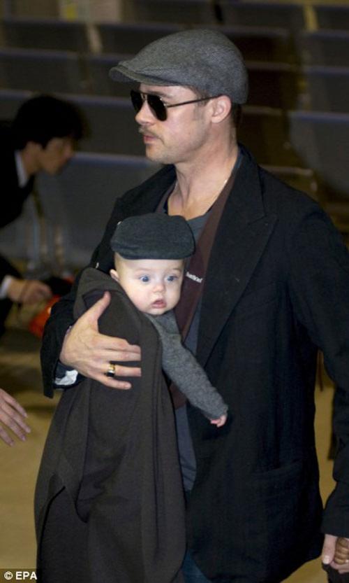 Анджелина Джоли вывела в свет двойняшек