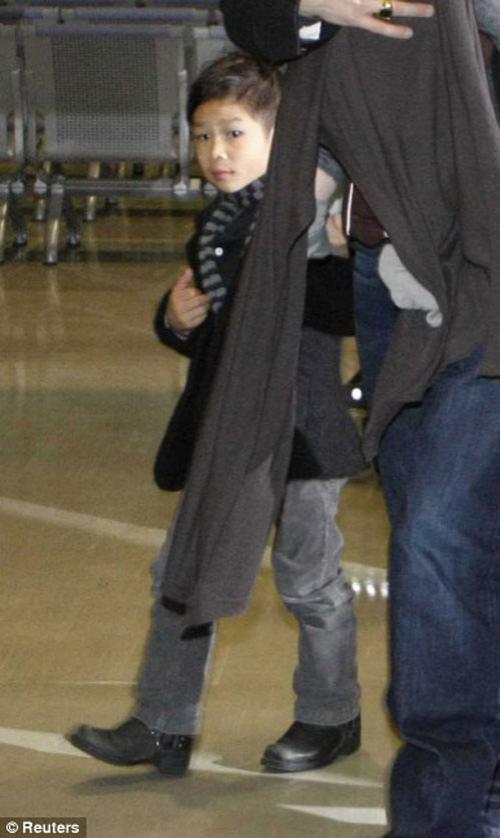 Анджелина Джоли вывела в свет двойняшек