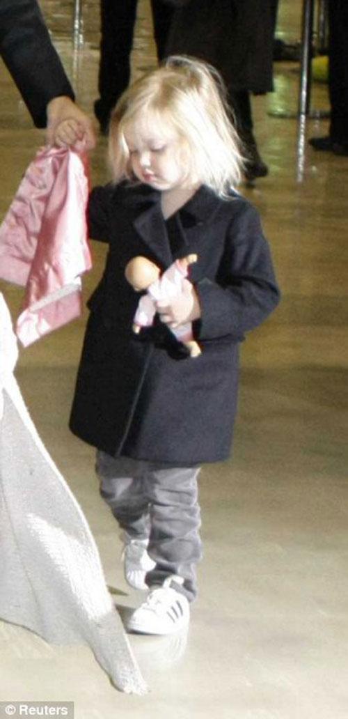 Анджелина Джоли вывела в свет двойняшек