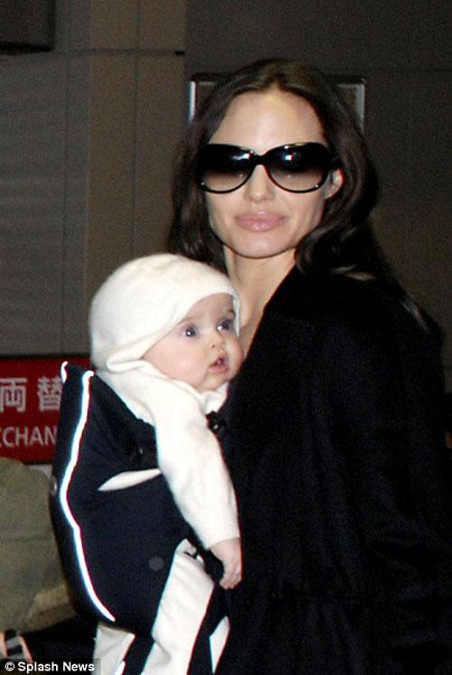 Анджелина Джоли вывела в свет двойняшек