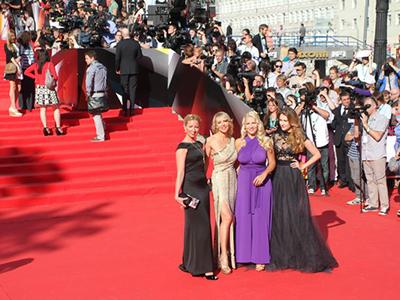 Брэд Питт «взорвал» «красную дорожку» ММКФ