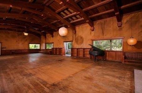 Брэд Питт прикупил пещерку