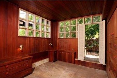 Брэд Питт прикупил пещерку