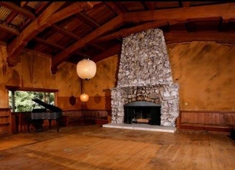 Брэд Питт прикупил пещерку