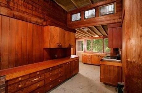 Брэд Питт прикупил пещерку