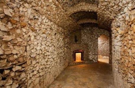 Брэд Питт прикупил пещерку