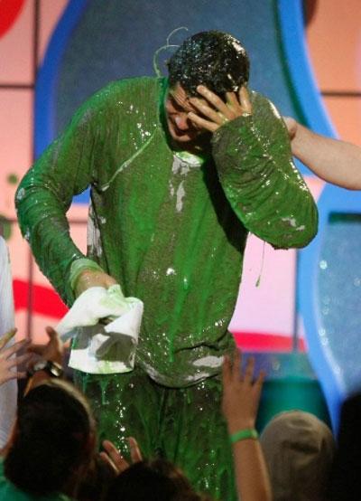 Юные подонки облили грязью Орландо Блума