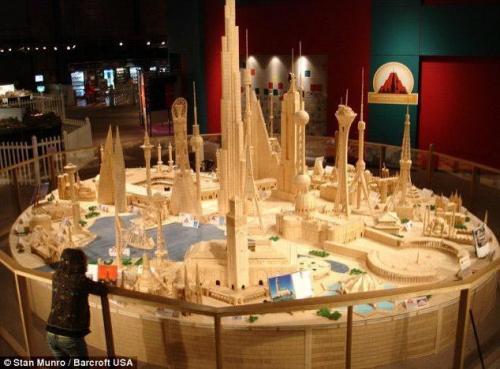 Американец строит города из зубочисток