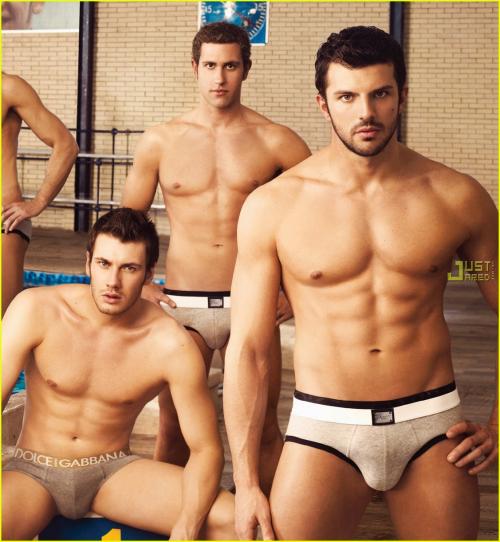 Dolce & Gabbana раздели пловцов
