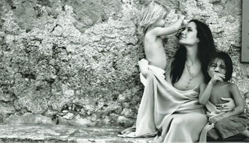 Бред Питт  опубликовал домашнюю фотосессию Анджелины Джоли