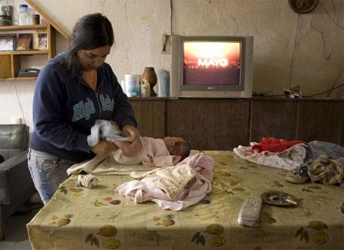 17- летняя мать- героиня воспитывает семерых детей