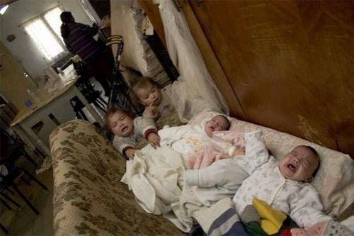 17- летняя мать- героиня воспитывает семерых детей