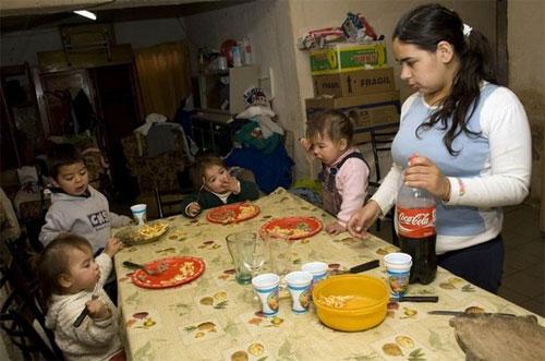 17- летняя мать- героиня воспитывает семерых детей