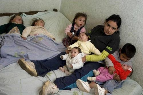 17- летняя мать- героиня воспитывает семерых детей