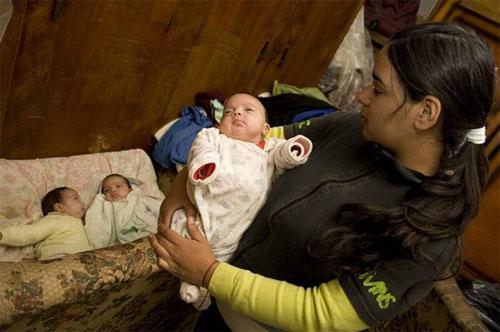 17- летняя мать- героиня воспитывает семерых детей