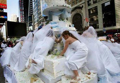 Невесты ныряли за деньгами в торт