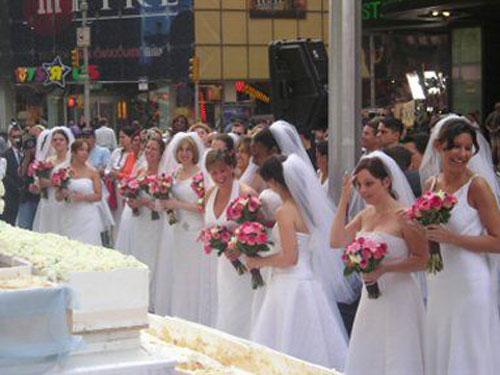 Невесты ныряли за деньгами в торт