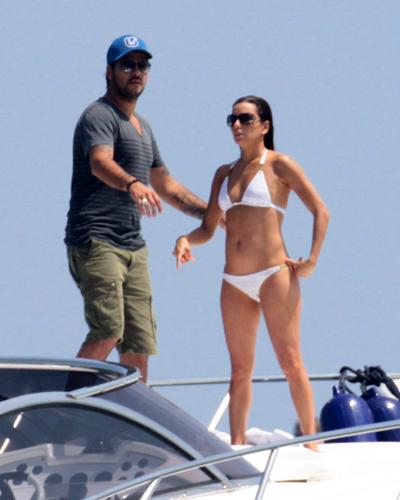 Звезды в белоснежных бикини