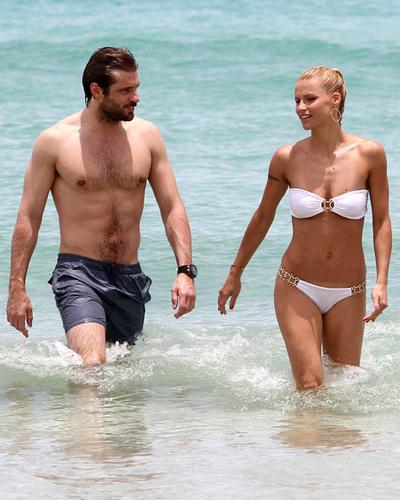 Звезды в белоснежных бикини