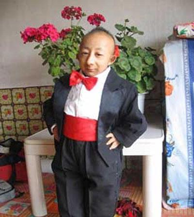 Самый маленький мужчина в мире затерялся между самых длинных женских ног