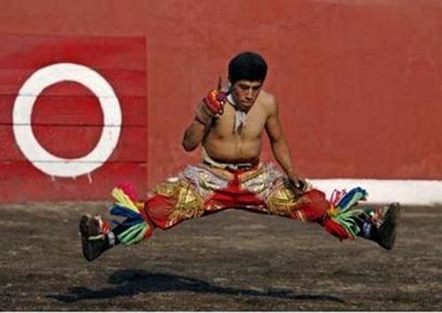 Индейцы испытывали себя на прочность «танцем ножниц»